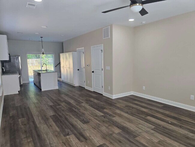 Building Photo - 2 Bedroom Townhomes Near Downtown Mebane for $1495