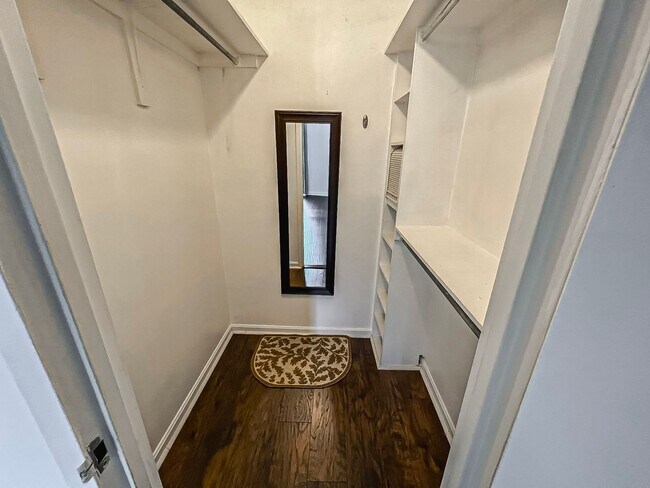 Building Photo - A Gorgeous 1 Bed 1 Bath Unit With Patio In...