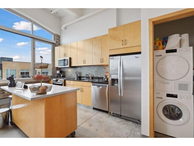 Building Photo - 700 N Washington Ave