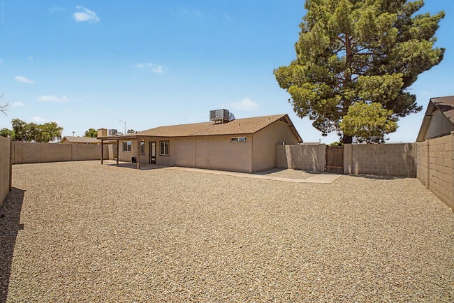 Building Photo - 3223 E Emerald Cir