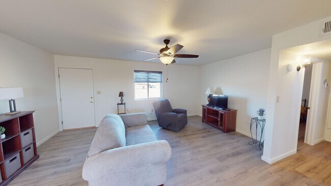 Building Photo - 2 Bedroom - 1 Bath Fully Furnished Apartment