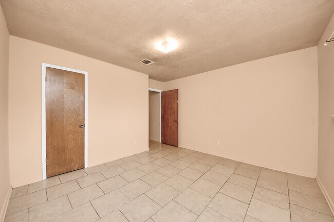 Building Photo - 9126 Willow Meadow Dr