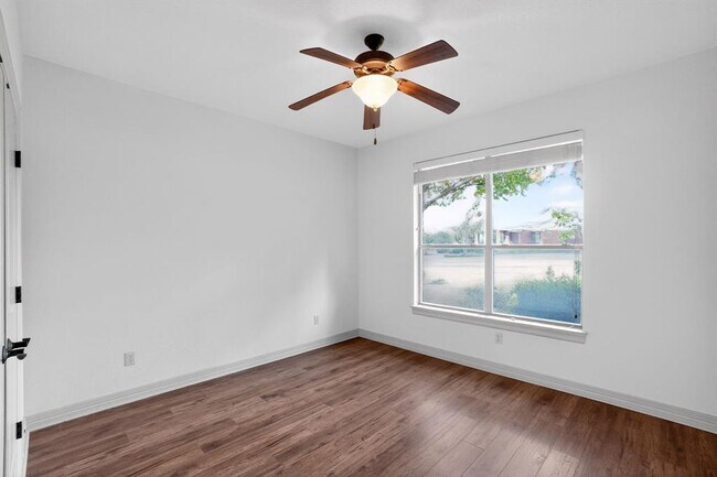 Building Photo - 304 Speed Horse