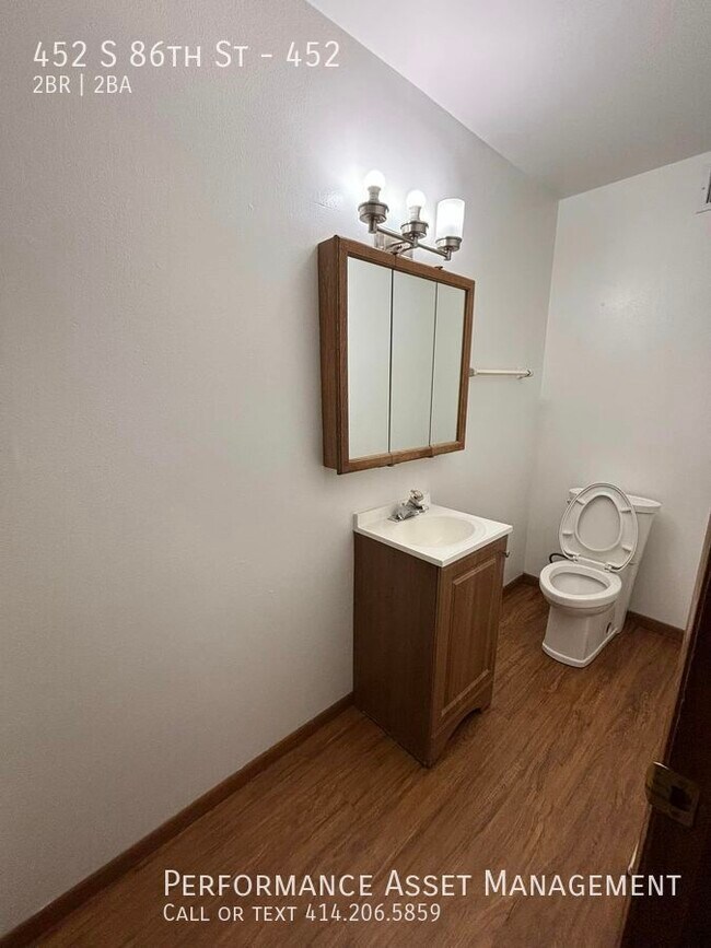 Building Photo - Charming 2 bed / 2bathTownhouse Apartment