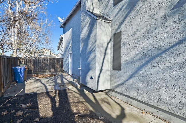 Building Photo - 970 Antelope Terrace