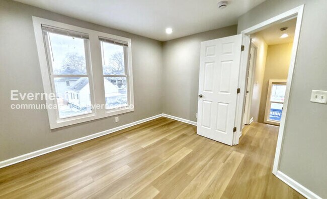 Building Photo - 3 Bed/1.5 Bath Home with Fenced Yard / Pet-Friendly / Available Now!