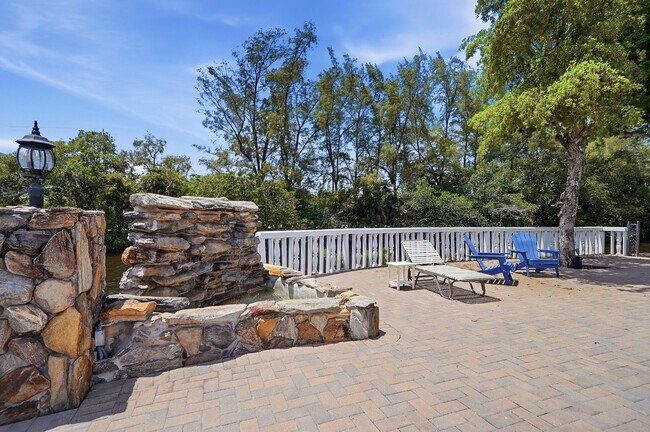 Building Photo - 1400 NE 57th St