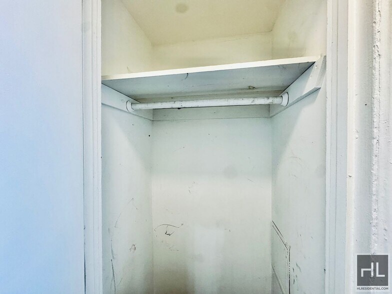 Building Photo - 79 STREET Stunning 2 bedroom close to all