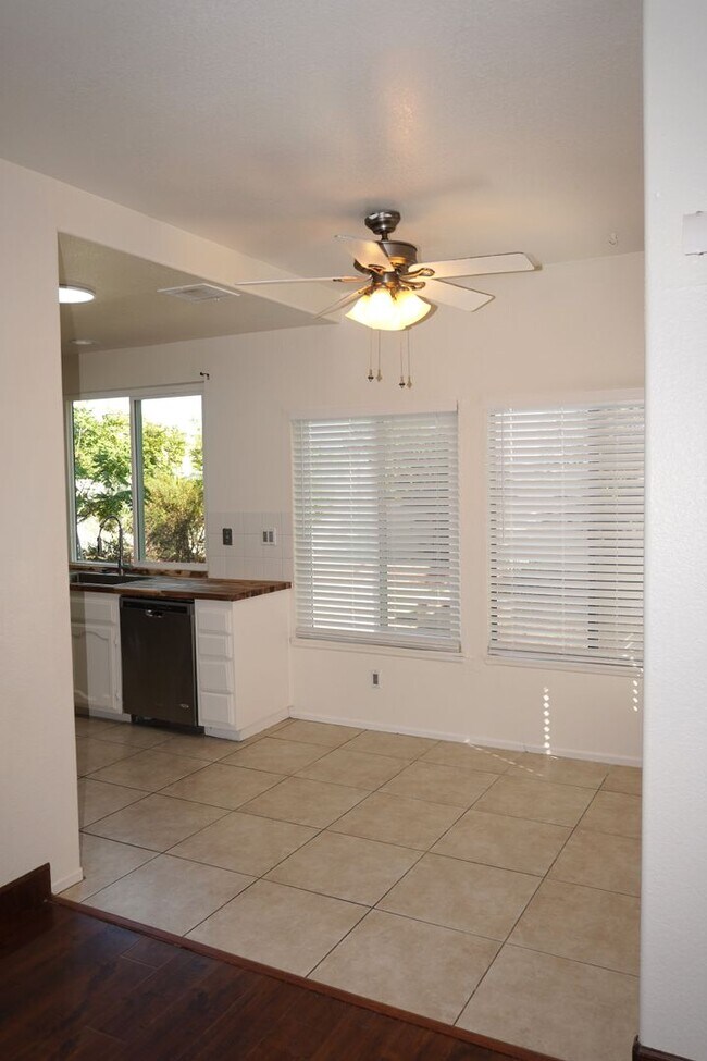 Building Photo - 10386 Meadow Creek Dr