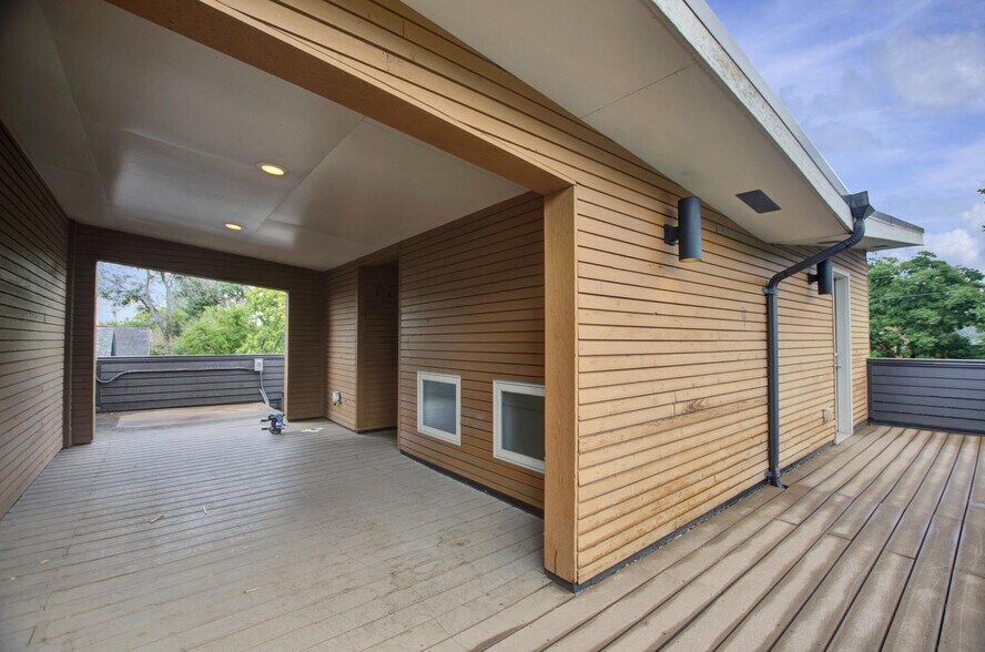 Building Photo - Contemporary Whittier home with wraparound deck