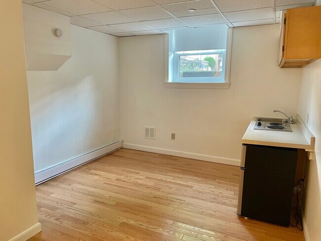 Building Photo - 405 Beacon St