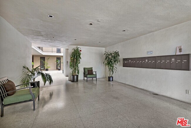 Building Photo - 11789 Montana Ave