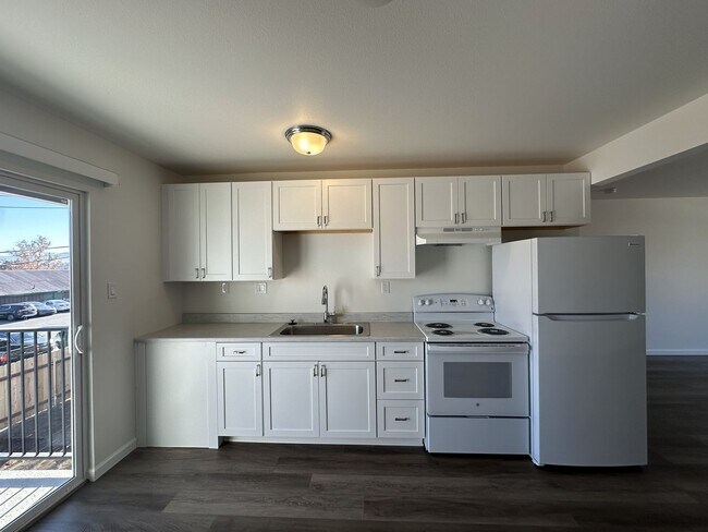 Building Photo - Adorable Top-Floor Unit