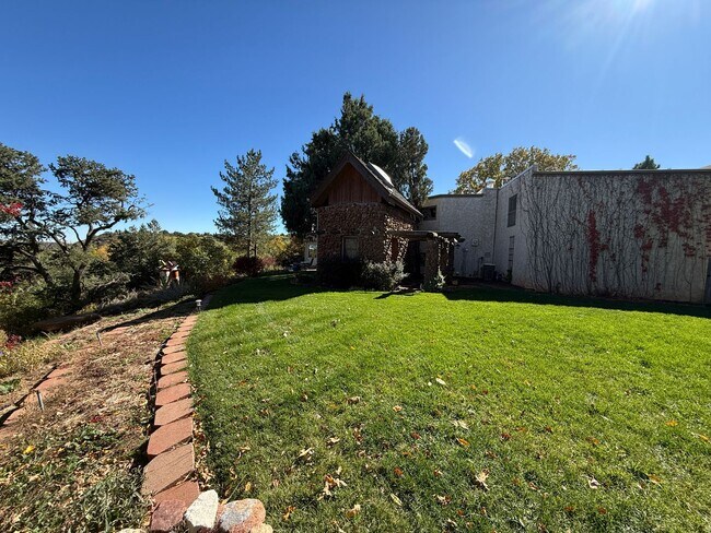 Building Photo - Historic Manitou Springs Home for Rent – M...