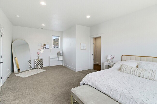 Building Photo - 6777 E Warm Springs Ave