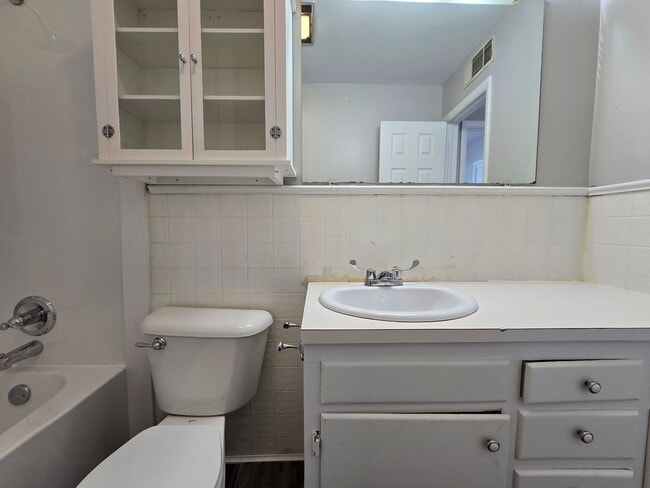 Building Photo - 3 bed 1 bath in Tecumseh!