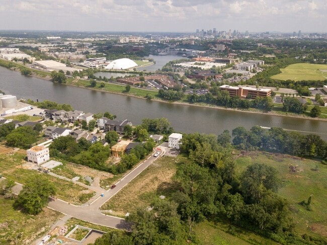 Building Photo - Great modern HPR with garage and view of the river!
