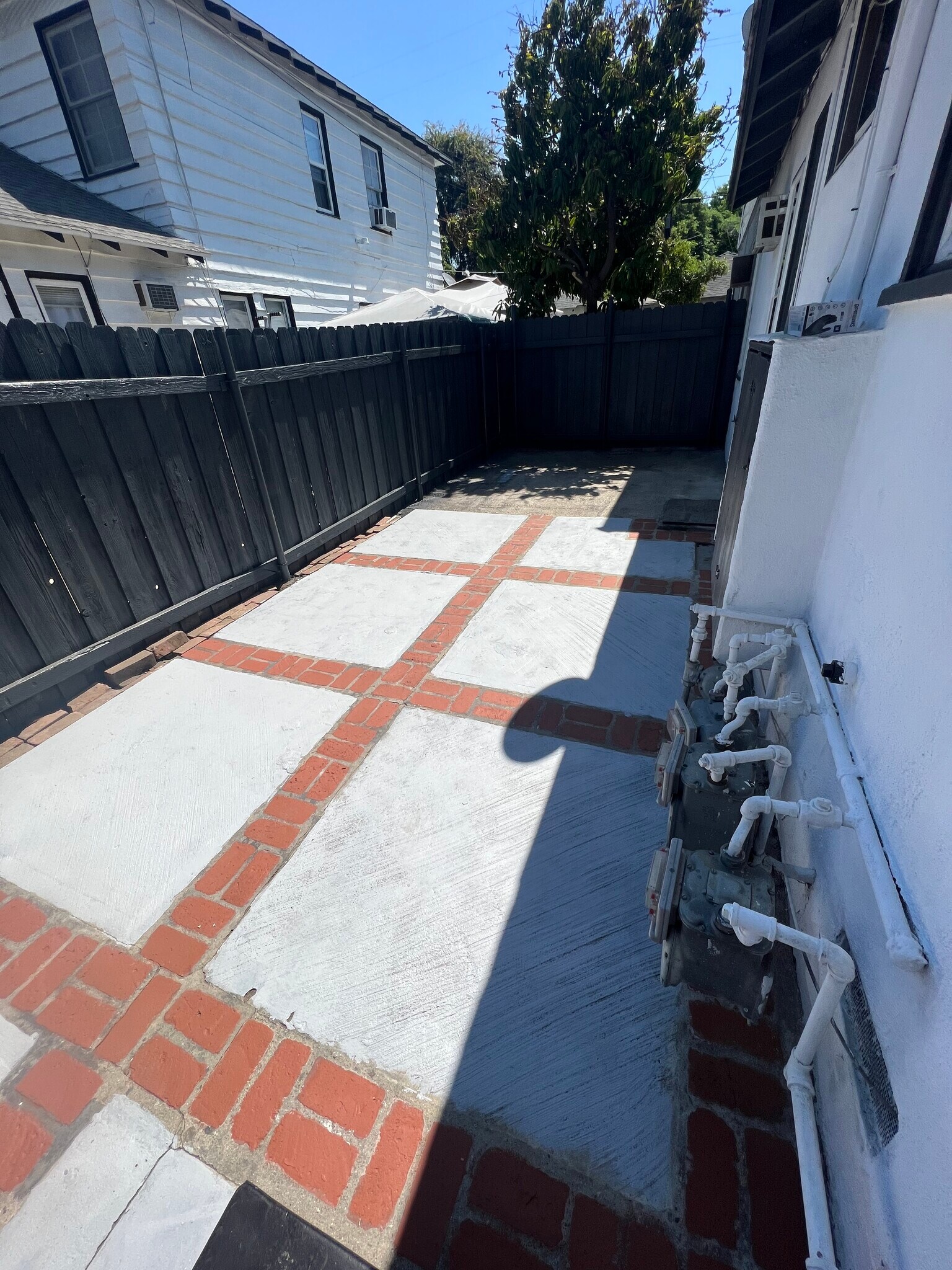 Building Photo - 6546 Hazeltine Ave