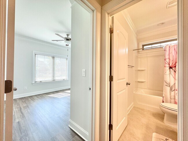 Building Photo - Updated 3 Bedroom High Point Condo with Large Bonus Room!