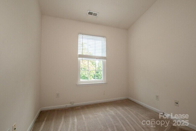 Building Photo - 9366 Greenheather Dr