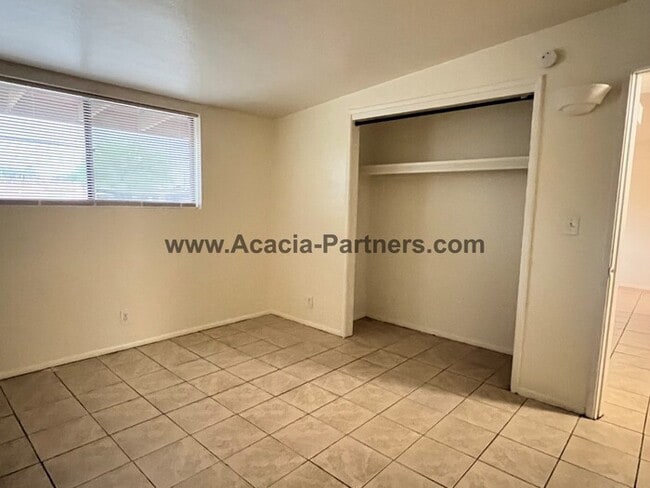 Building Photo - Two Bedroom/One Bath