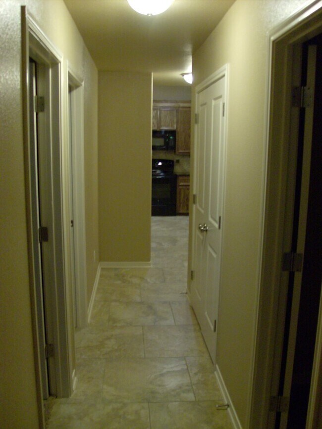 Building Photo - Beautiful 3 bed/2 bath Duplex off of Bunny Trail