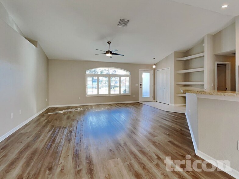 Building Photo - 2099 Godfrey Ave