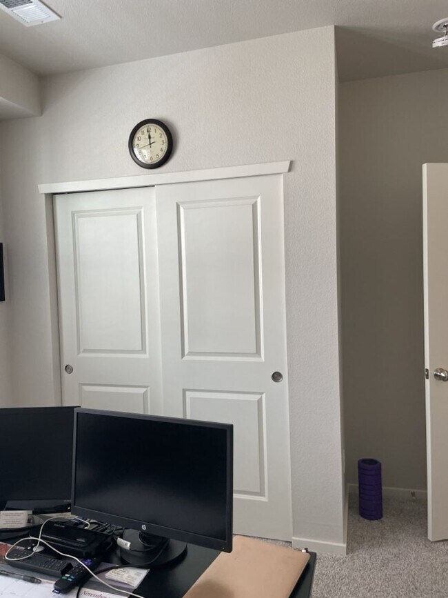 Building Photo - Newer 2 Bed / 2 Bath 2nd Floor Condo w/ 2 Car Garage