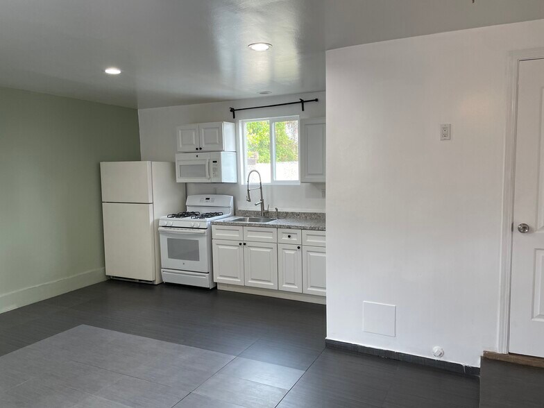 Building Photo - 8025 White Oak Ave