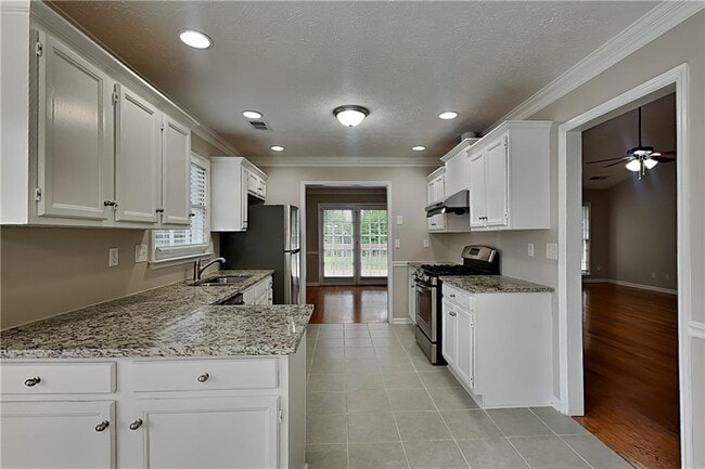 Building Photo - 4620 Hampton Square Dr