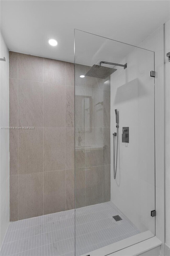 Building Photo - 2539 S Bayshore Dr
