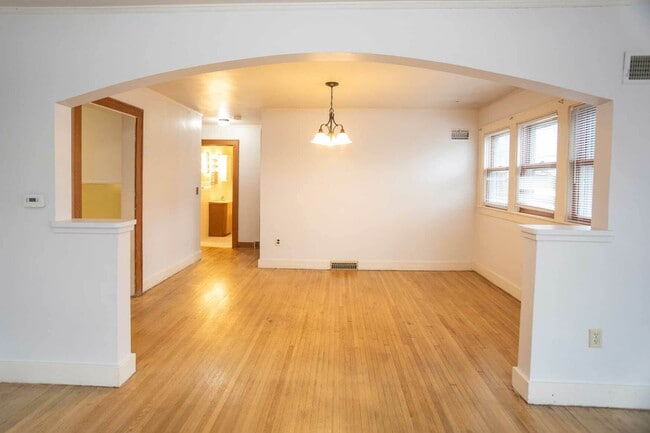 Building Photo - 236 E Main St