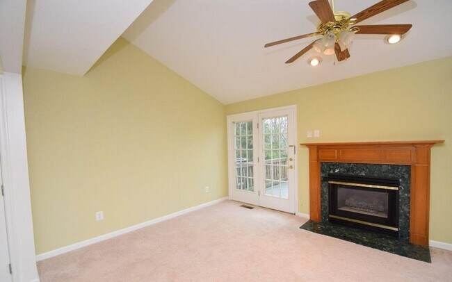 Building Photo - Beautiful Townehome - Lees Hill Community