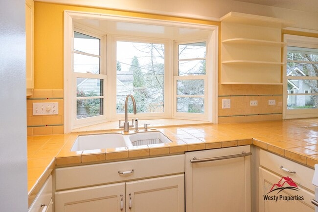 Building Photo - 3205 NE Davis St