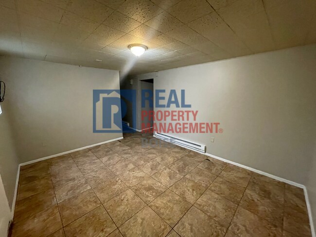 Building Photo - 403 W Hazel St