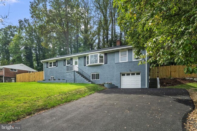 Building Photo - 5822 Brookview Dr