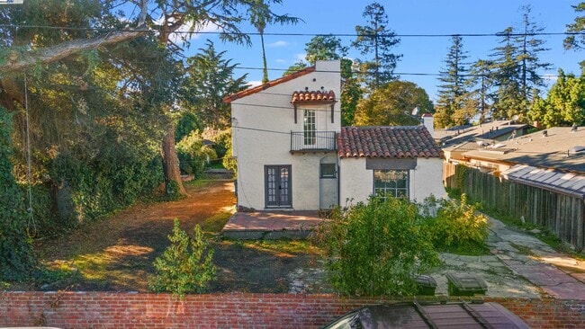 Building Photo - 2081 Oakwood Dr