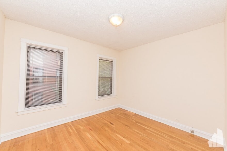 Building Photo - 3517 N Racine Ave