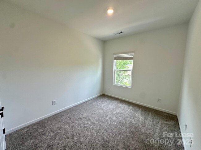 Building Photo - 1556 Blanche St