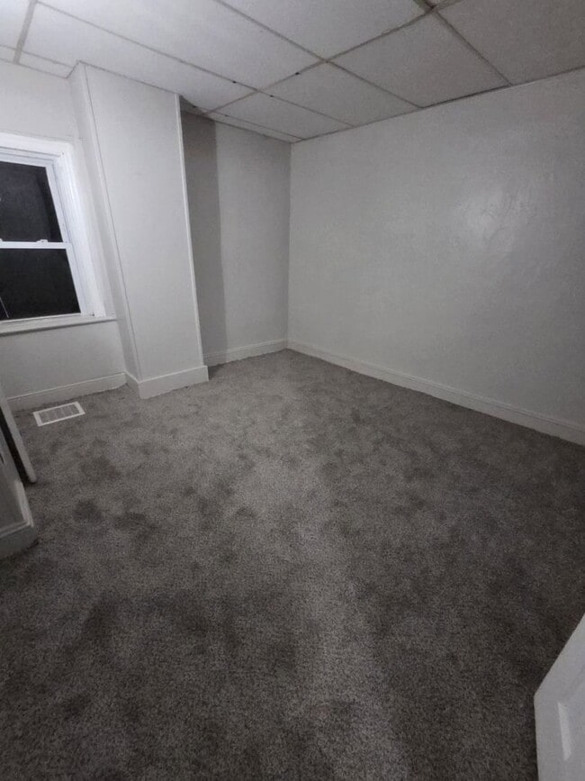 Building Photo - 2 Bedroom House w/ washer and dryer hook up