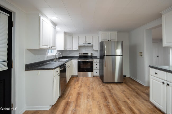 Building Photo - 37 Undine St