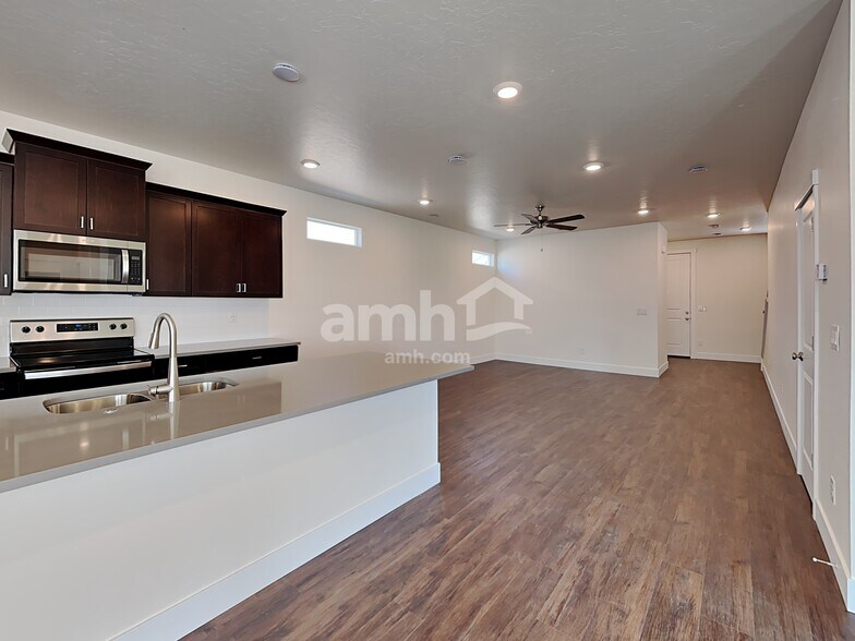 Building Photo - 1317 N Barkvine Ave