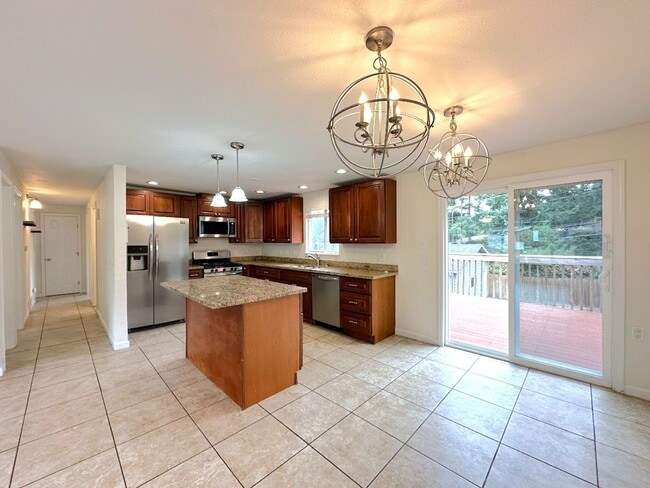 Building Photo - 5 bedrooms and a 3 car garage in Universit...