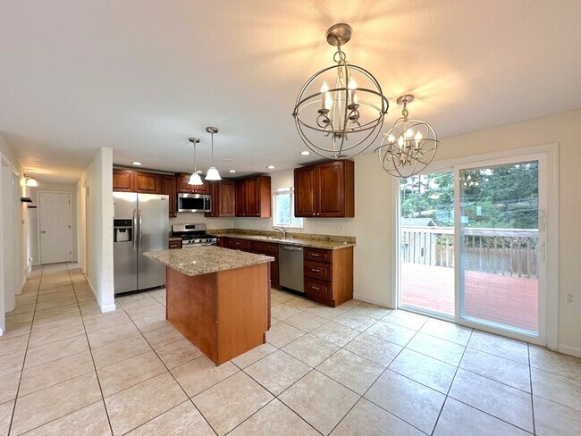 Building Photo - Updated 5 bedroom 2.5 bathroom home in Uni...