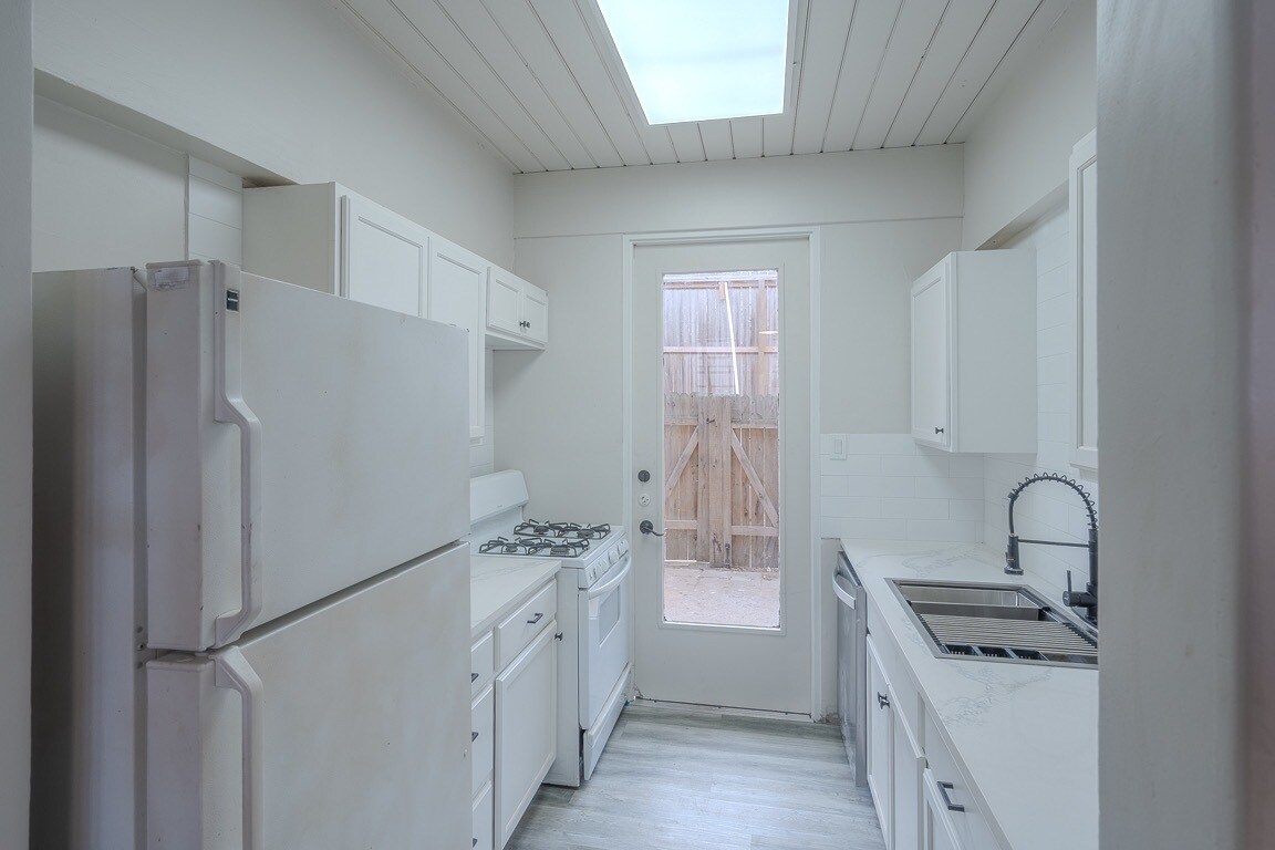 Building Photo - 19 Lakeway St