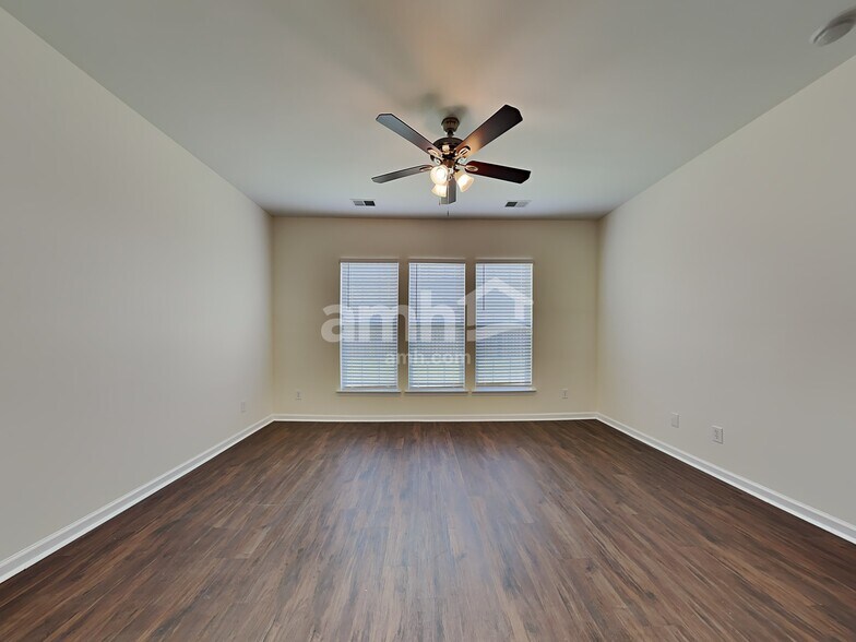 Building Photo - 161 Willow Point Cir