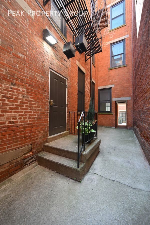 Building Photo - 515 E 12th St