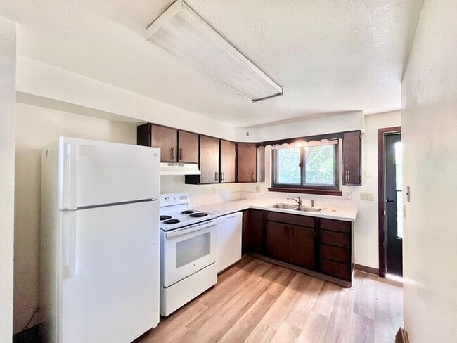 Building Photo - 2 Bedroom/2 Bath Spacious Brick Ranch Styl...