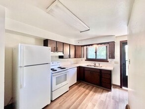 Building Photo - 2 Bedroom/2 Bath Spacious Brick Ranch Styl...