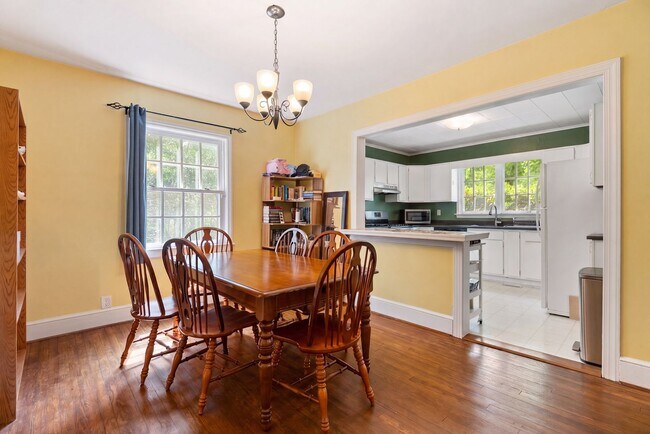Building Photo - Charming Bungalow in Sunset Hills Neighborhood
